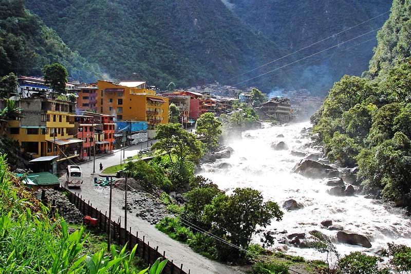 Calles y mercado artesanal en Aguas Calientes