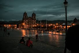 Carretera nocturna rumbo a Cusco