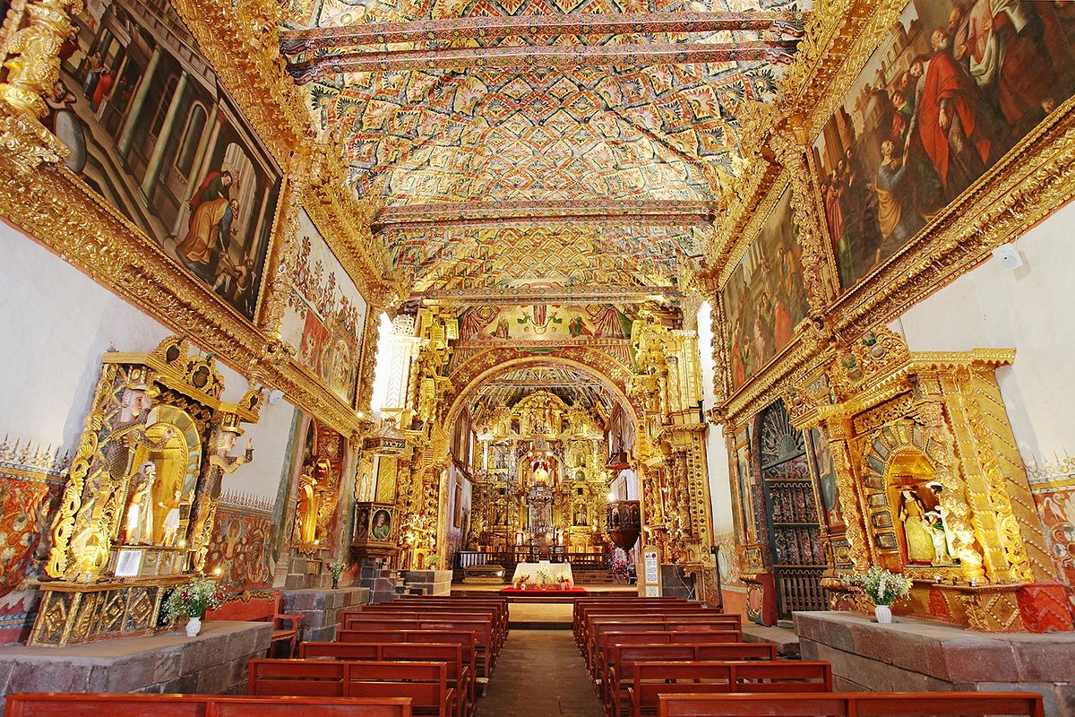 Interior barroco de iglesia