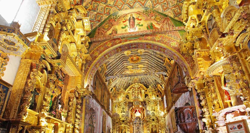 Techo decorado con pan de oro